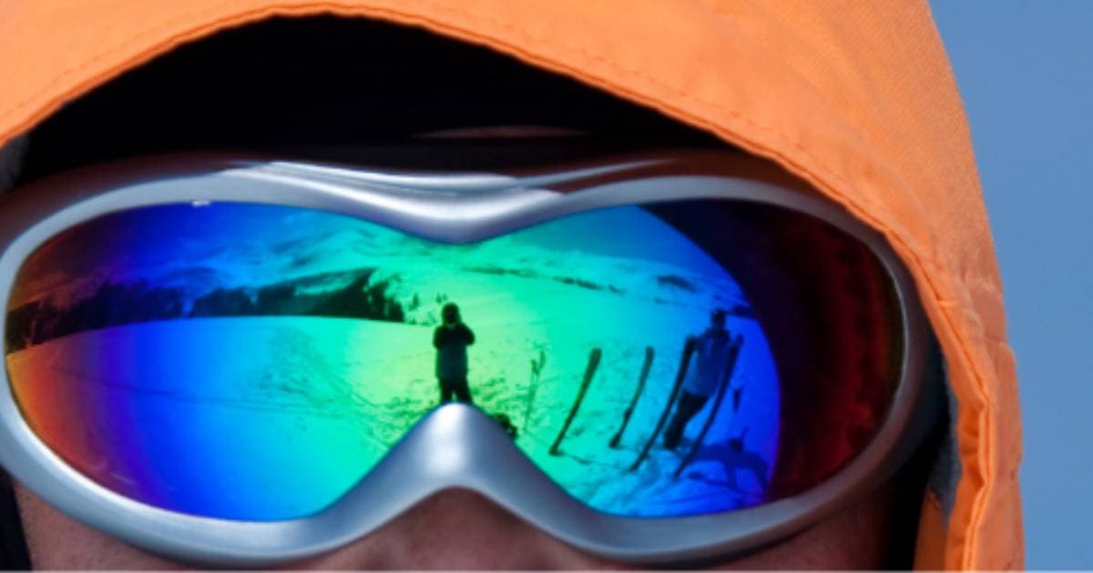 Skier avec des lunettes de soleil